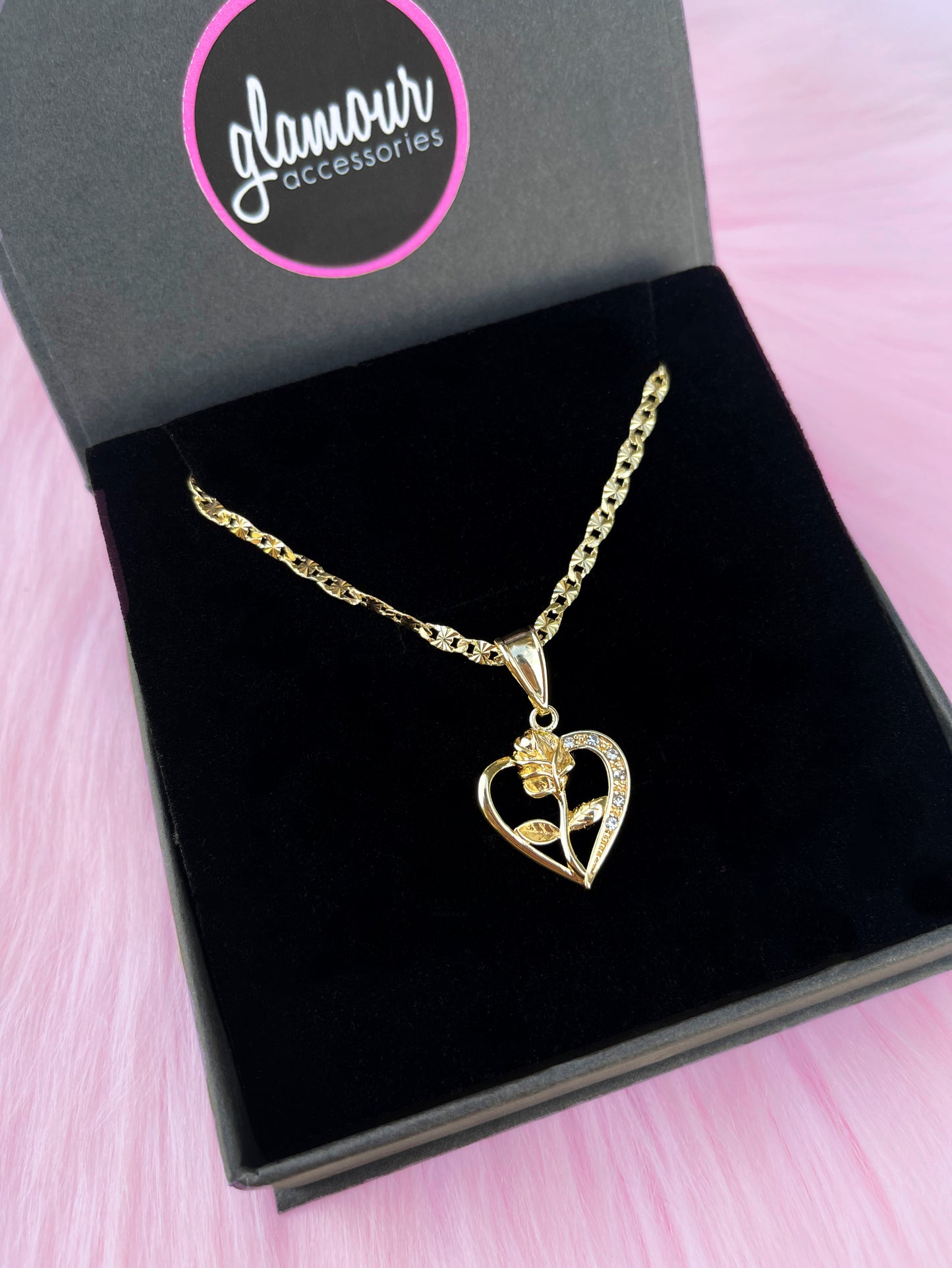 Collar de corazón y rosa