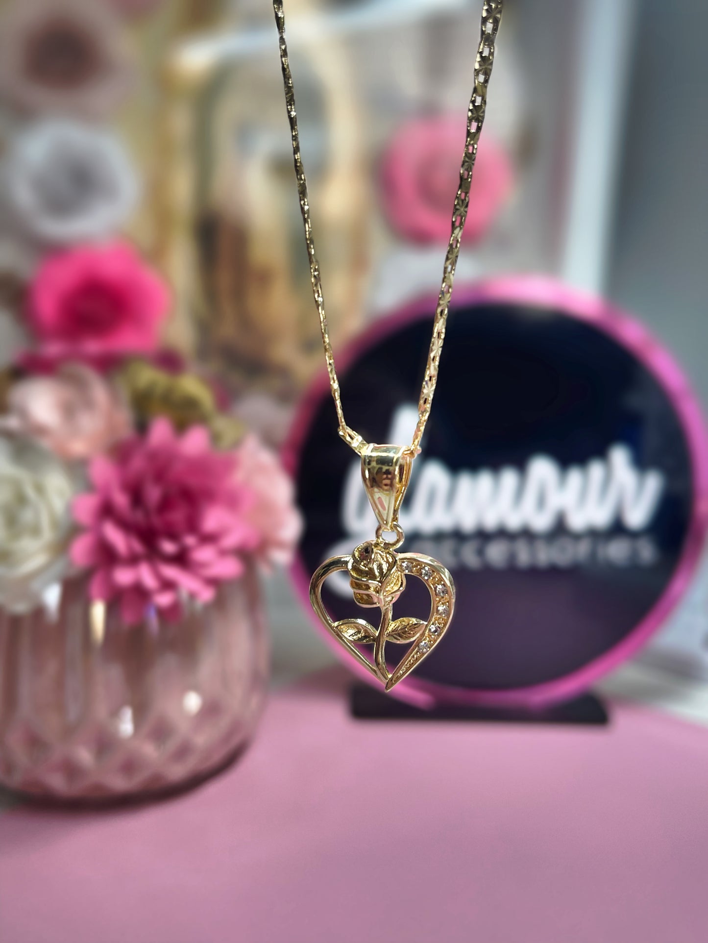 Collar de corazón y rosa