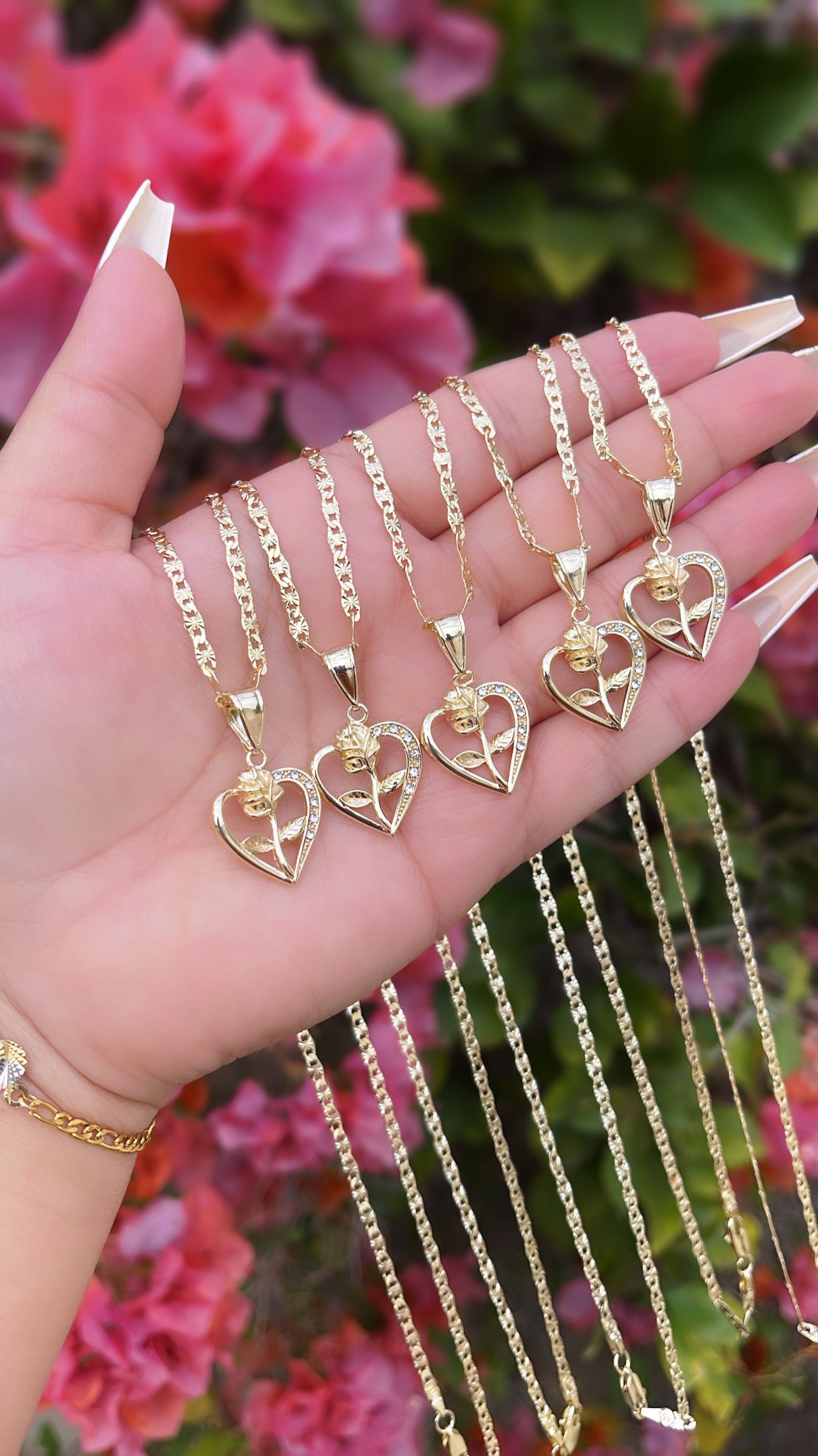 Collar de corazón y rosa
