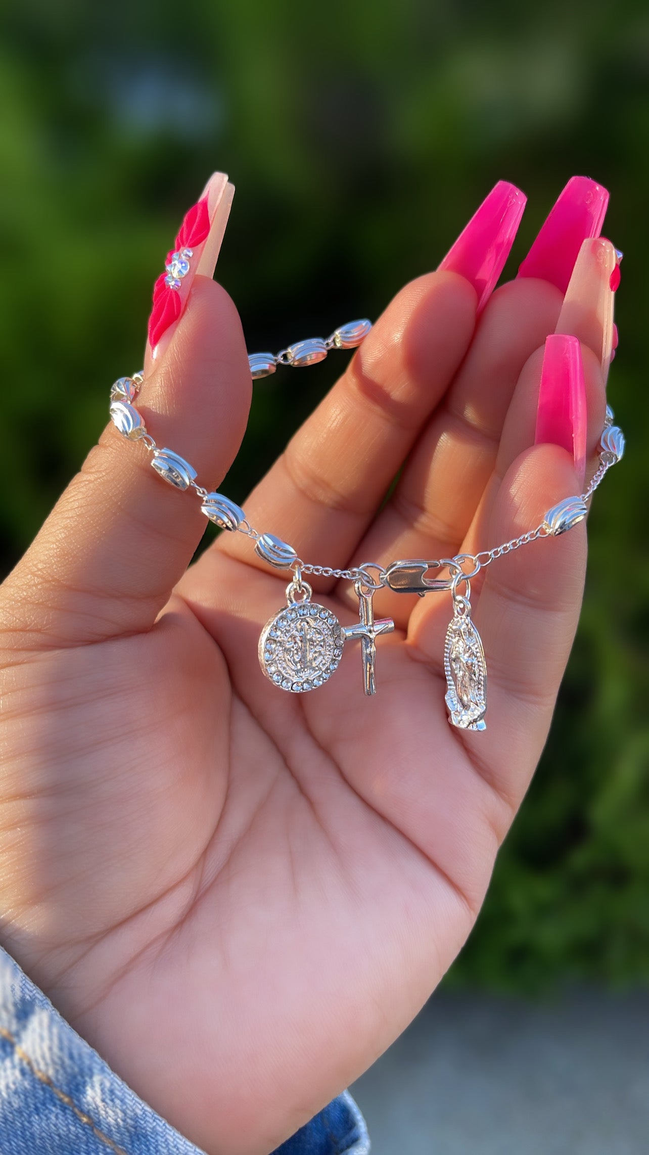 Pulsera con dijes de San Benito, Cruz y Virgencita