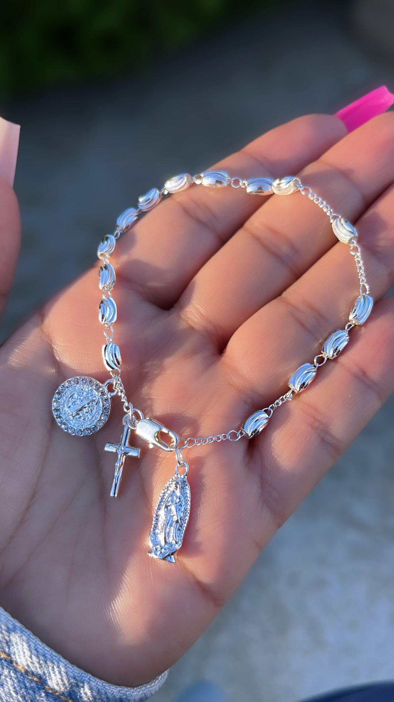 Pulsera con dijes de San Benito, Cruz y Virgencita
