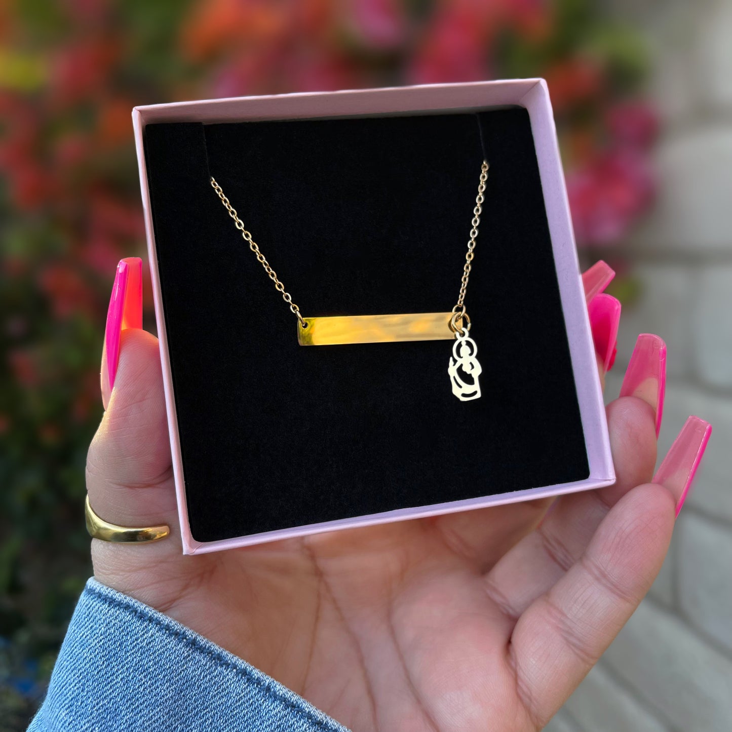 Barra de nombre personalizada con dije