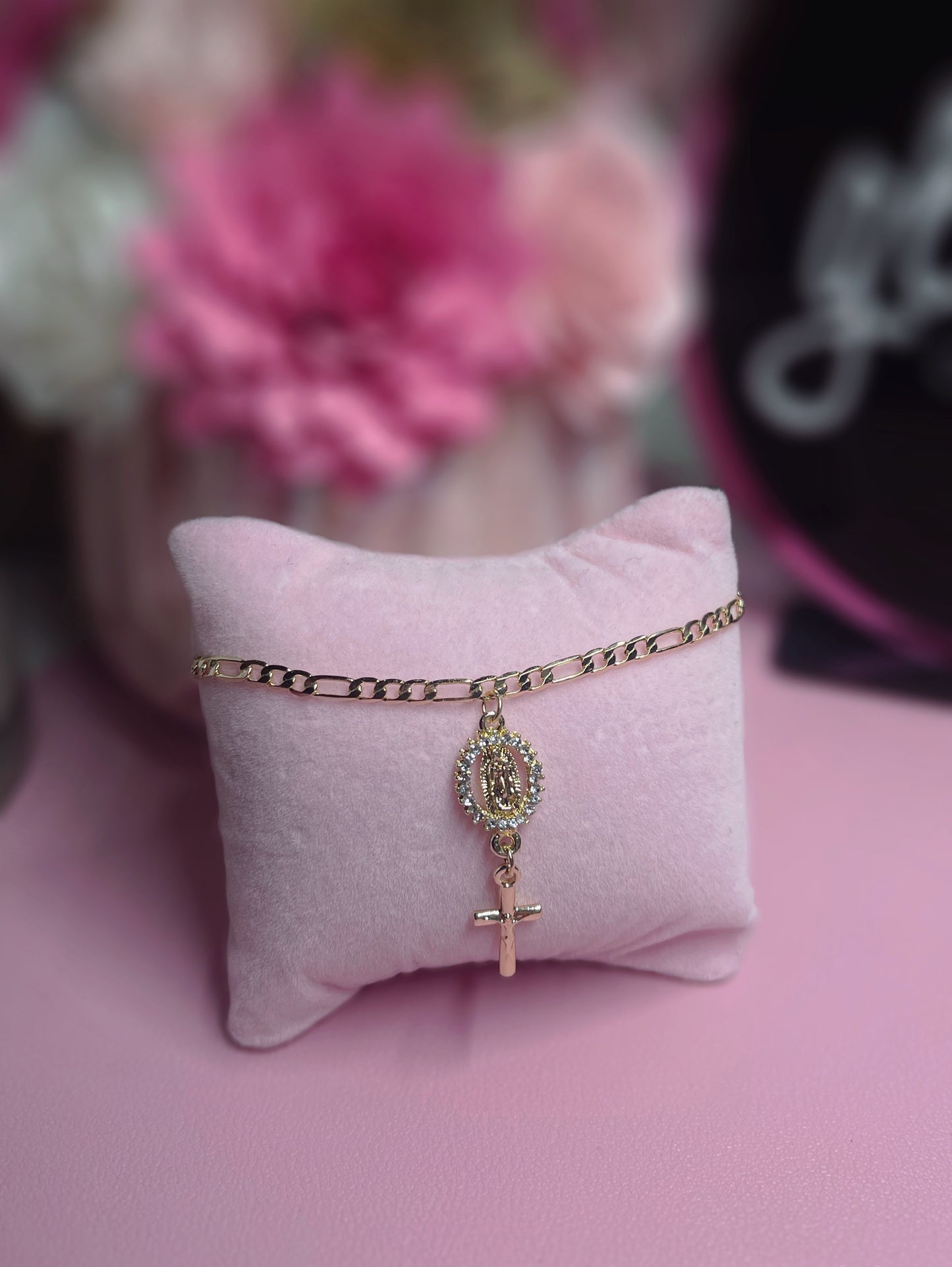 Pulsera con dijes de Virgencita y Cruz
