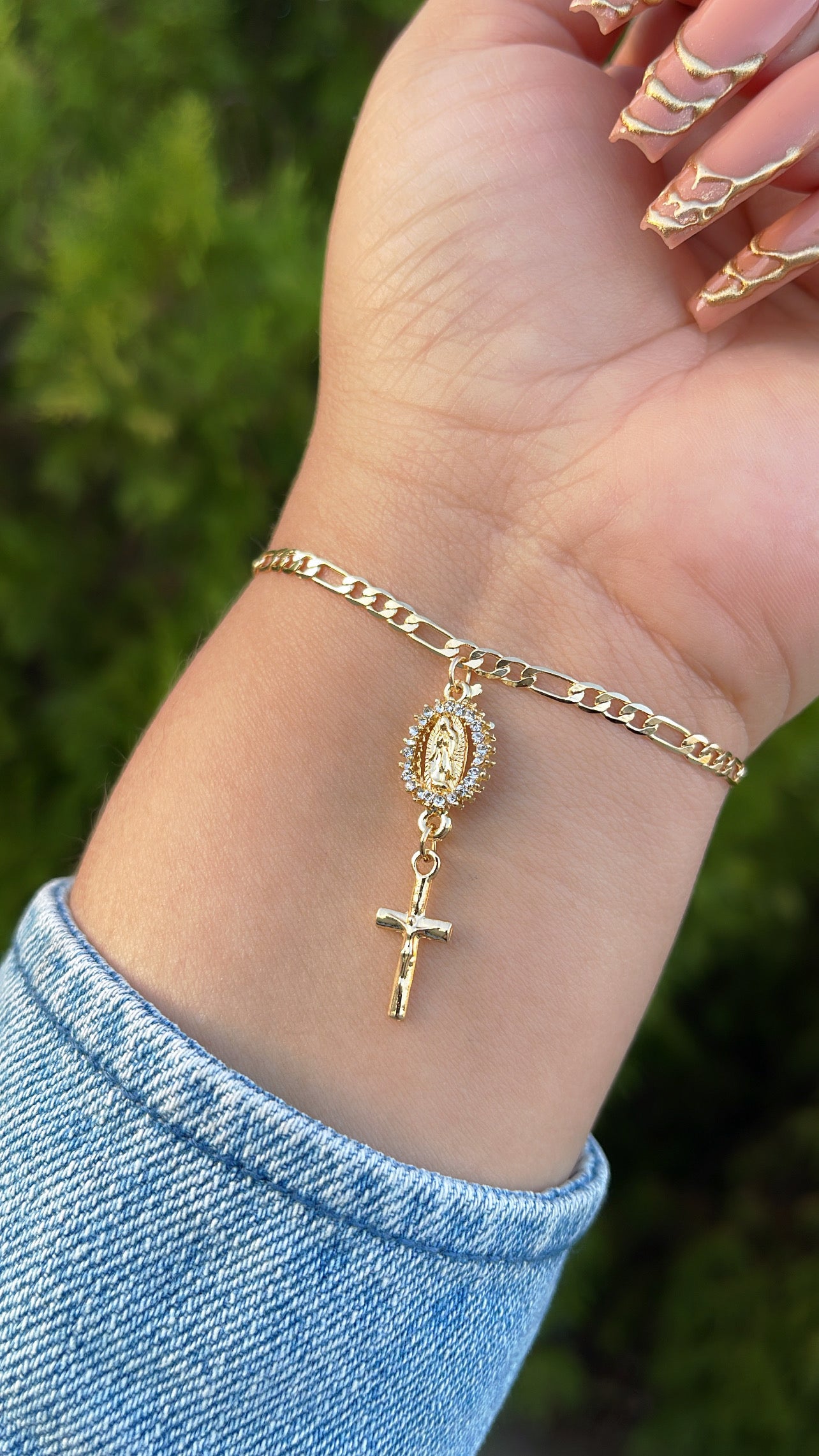 Pulsera con dijes de Virgencita y Cruz