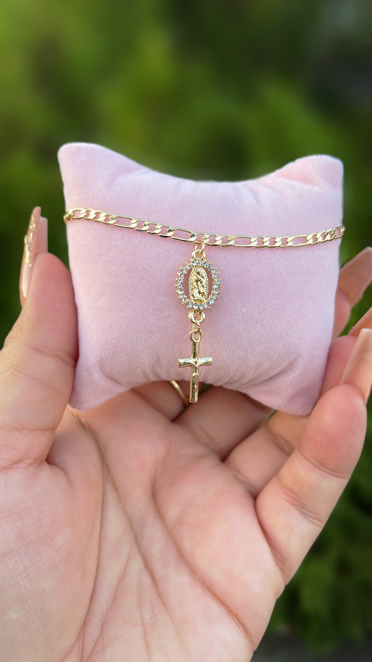 Pulsera con dijes de Virgencita y Cruz