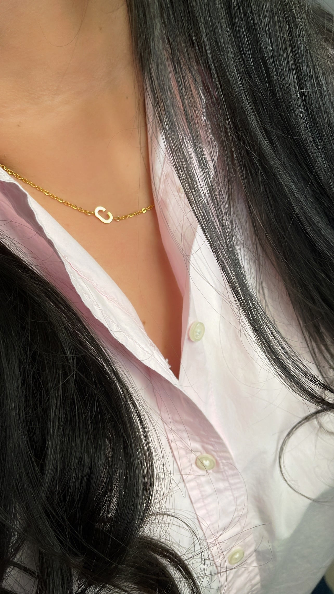 Delicado collar con inicial