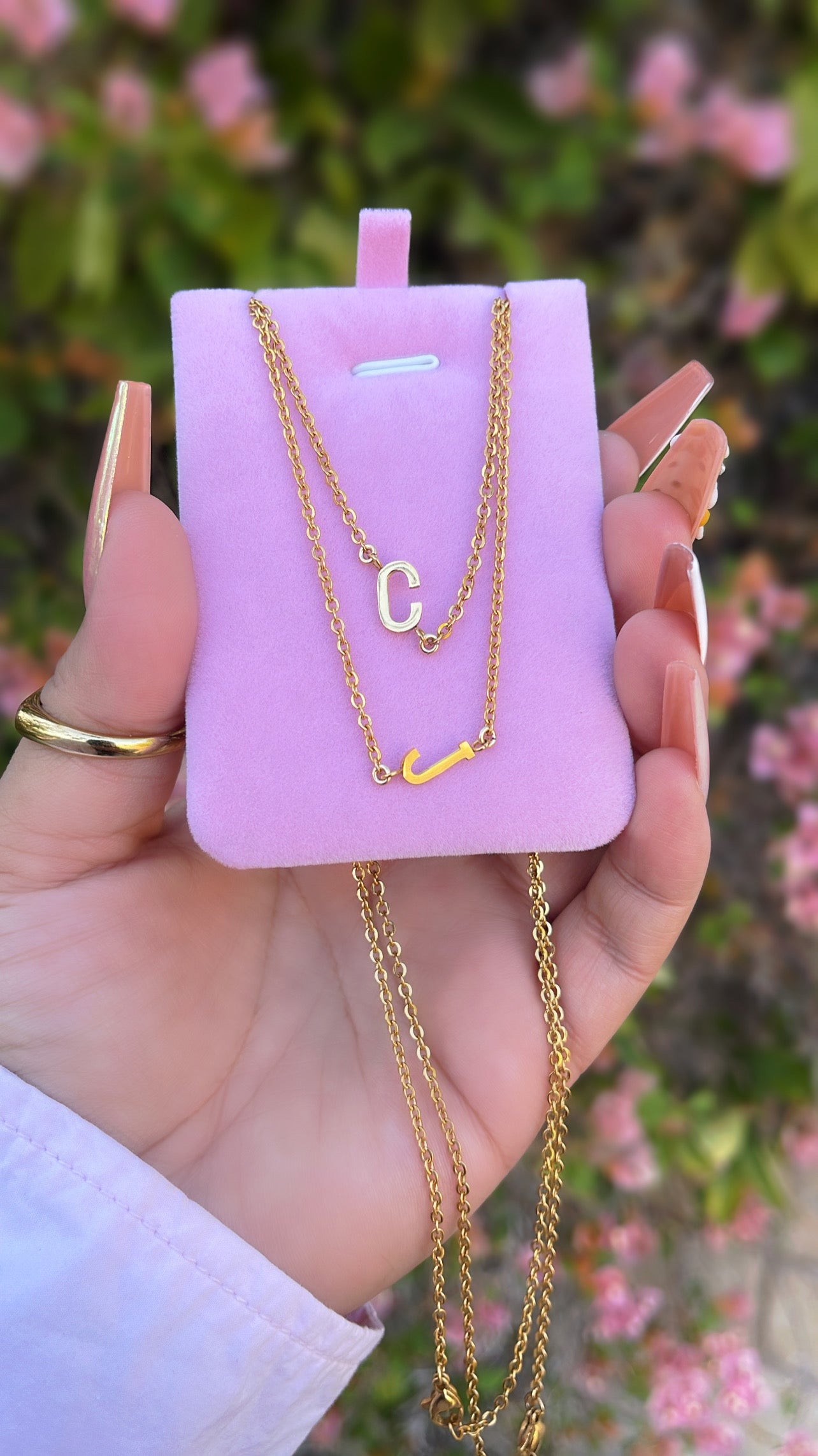 Delicado collar con inicial