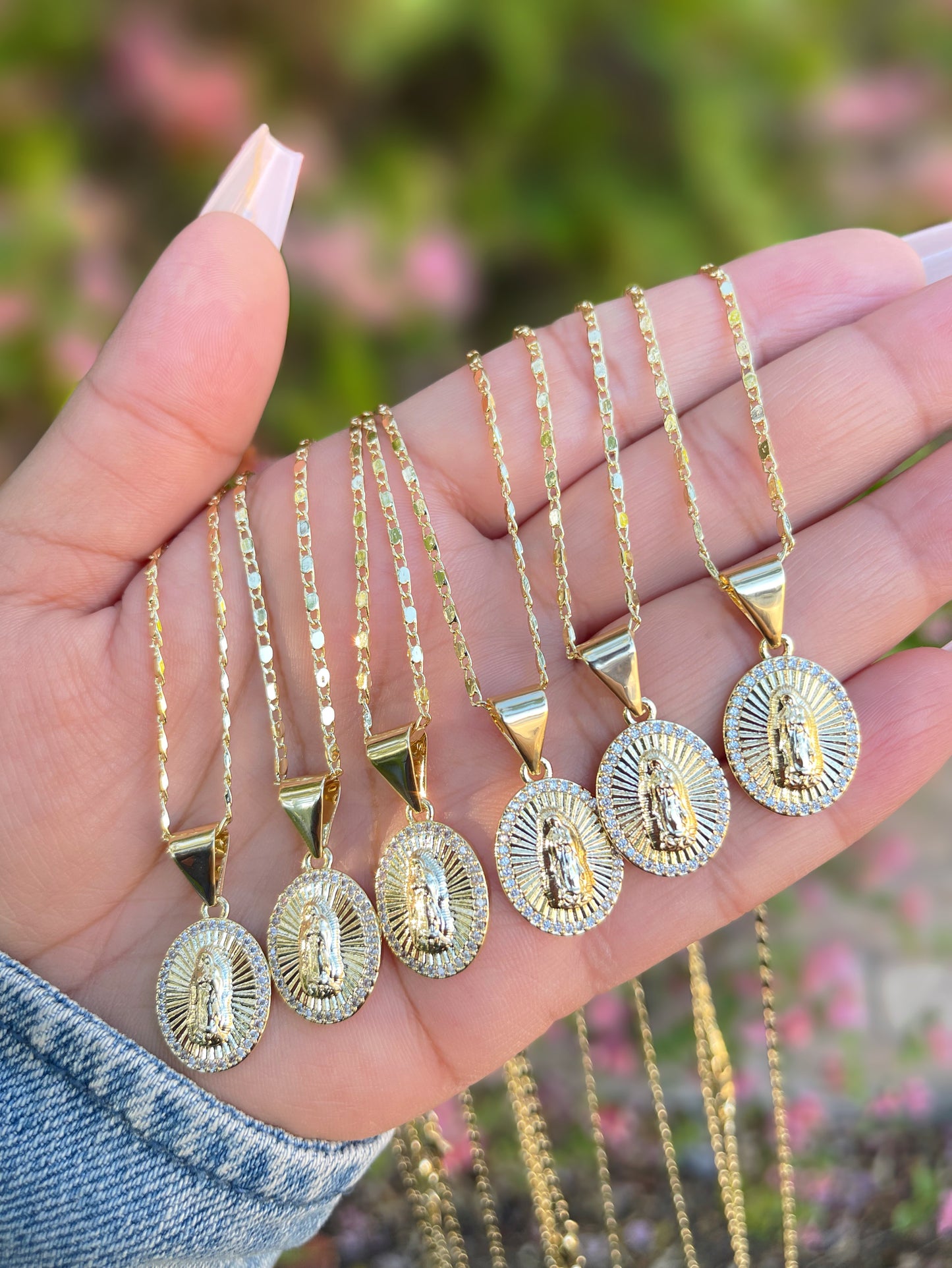 Collar ovalado de cristal Virgencita 22”